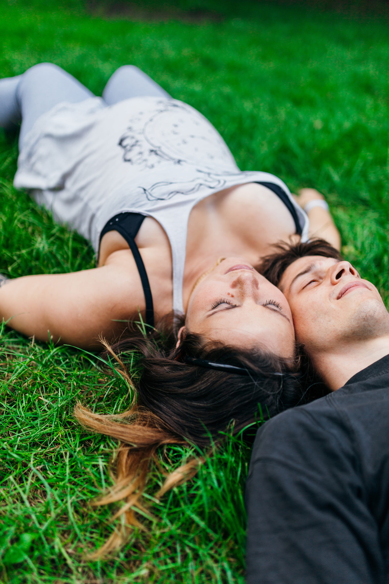 lying down, draming, pregnant, park, couple - relationship, laying, lovers, two people, lying on back, plant, relaxation, eyes closed, young adult, outdoors