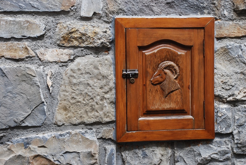 closed, size, safety, 2K, bas relief, people, security, old, wall, day, wall - building feature, building exterior, carving, facade, recorded, goat, stone