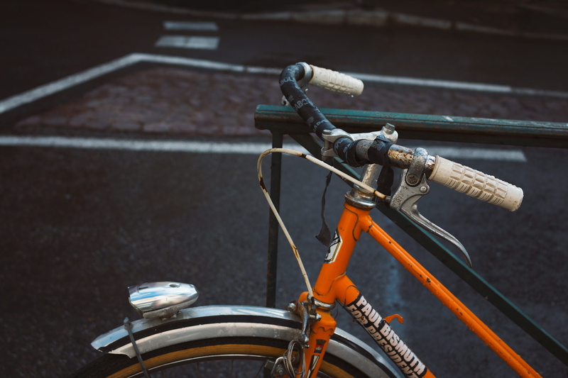 no people, color, road, asphalt, close-up, steel, city, handlebar, outdoors, land vehicle, townie, 5K, mode of transportation, shallow, isolated, lock