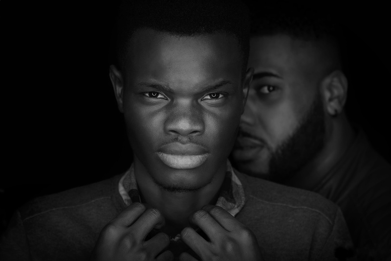 dark, adult, contemplation, povo, 5K, side view, looking at camera, emotion, indoors, man, escuridão, nenhuma pessoa, togetherness, monocromia, young men
