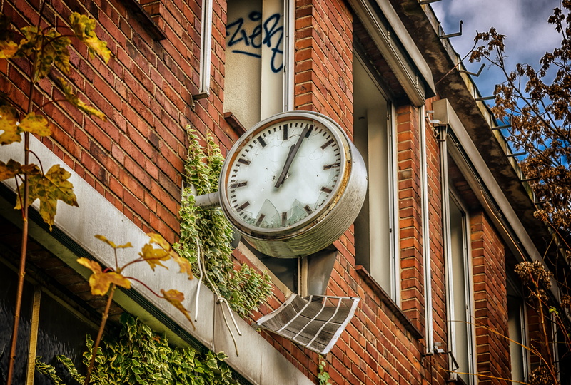 roof, 5K, hauswand, time, leave, clinker, building exterior, low angle view, tree, brick, minute hand, lapsed, no people, clock, outdoors, brick wall