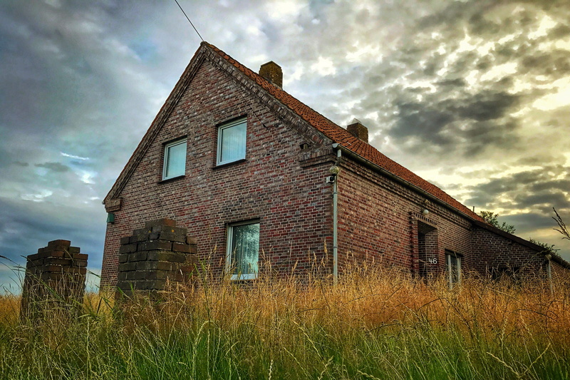 house, wall, built structure, residential district, 4K, hdr, run-down, rural scene, grass, outdoors, architecture, cloud - sky, old, plant, northern germany