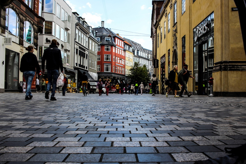 stroll, movement, women, city life, houses, paving stone, copenhagen, building, passage, denmark, built structure, group of people, lifestyles, day, civilized