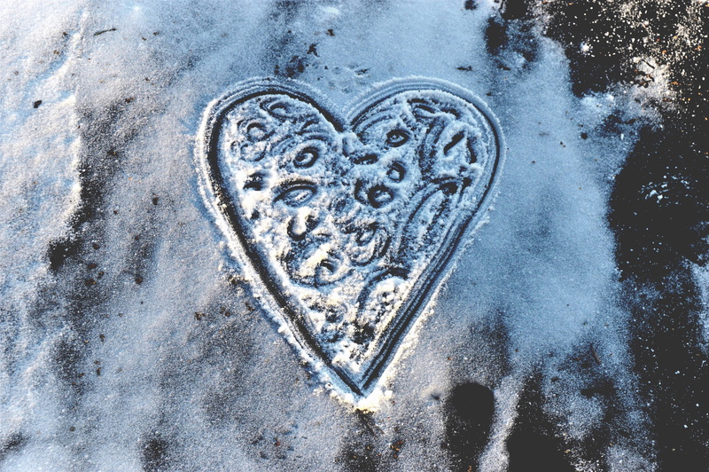 close-up, 2K, cold - Temperature, heart shape, frozen, representation, pattern, backgrounds, covered, frost, street, day, art, carving, cold temperature