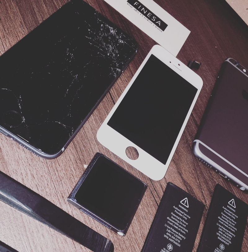 iphone, portable information device, table, black color, close-up, brocken, mobile phone, 1080P, high angle view, service, no people, screen, 6 plus, touch screen