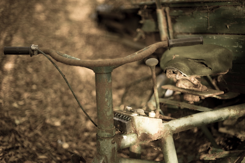 old, field, rusted, bike, land, selective focus, sixties, day, shift stick, obsolete, nature, no people, rusty, outdoors, motor, 1960s, focus on foreground