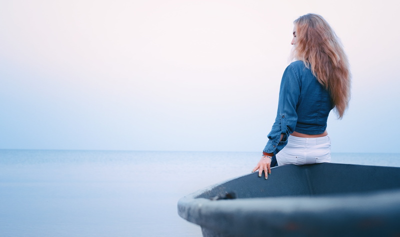 females, stroll, horizon over water, relaxation, people, blue, sleeved, daytime, side view, contemplation, lifestyles, caucasian Ethnicity, blonde, sea