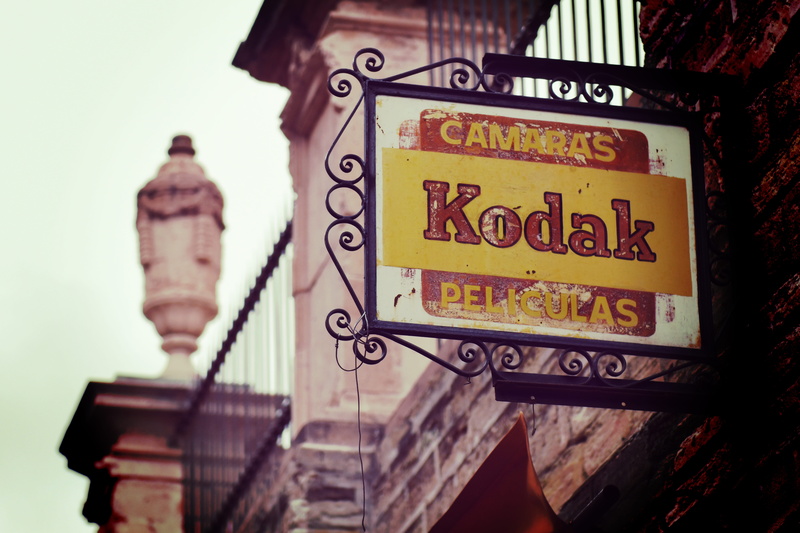 kodak, guidance, peliculas, sign, city, 8K, close-up, communication, information, representation, street, day, direction, built structure, travel destinations