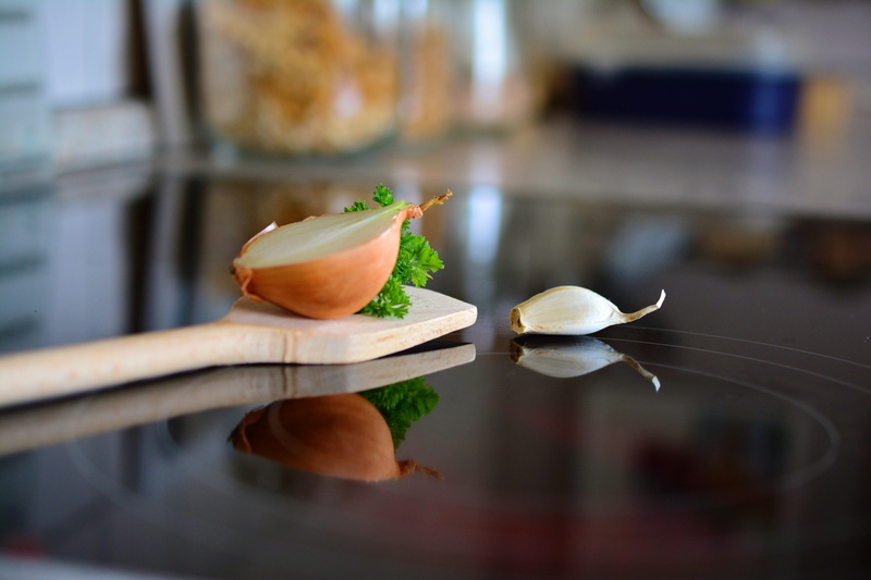 heat, leaf, fresh food, cooking, reflection, dinner, food, cutlery, ceramic hob, cuisine, focus on foreground, food and drink, hotplate, indoors, wooden spoon