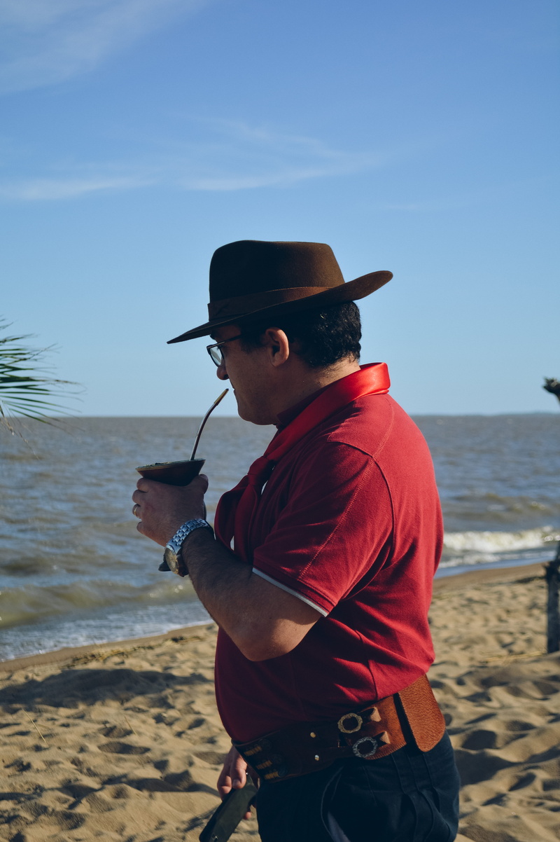 land, 18 55, d5200, sea, real people, leisure activity, clothing, rio grande do sul, chimarrão, tapes, brasil, glasses, man, sky, gaúcho, water, outdoors