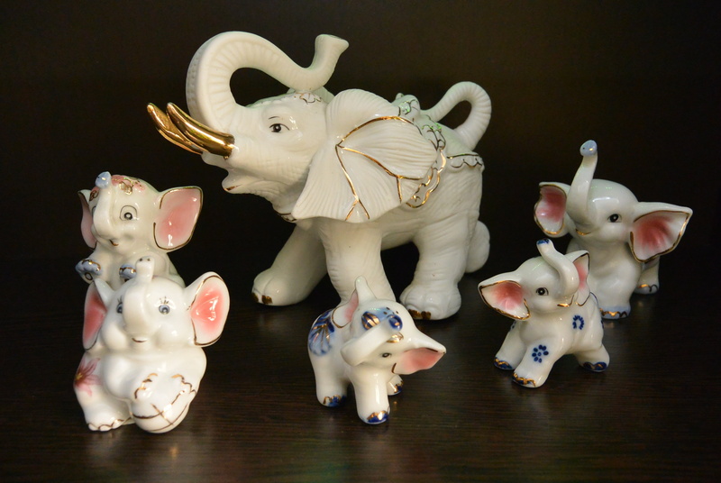 slonyata, a lot, black background, animal themes, livestock, indoors, day, no people, 4K, decoration, representation, brown, white, figurines, still life