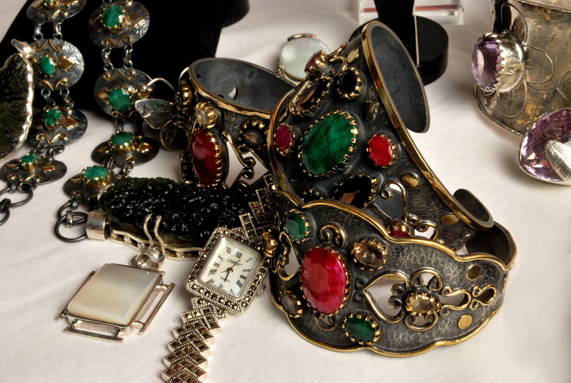 chain, hand-made, sapphire, no people, accessory, close-up, high angle view, variation, wealth, emerald, decoration, jewellery, fashion, gemstone, jewelry