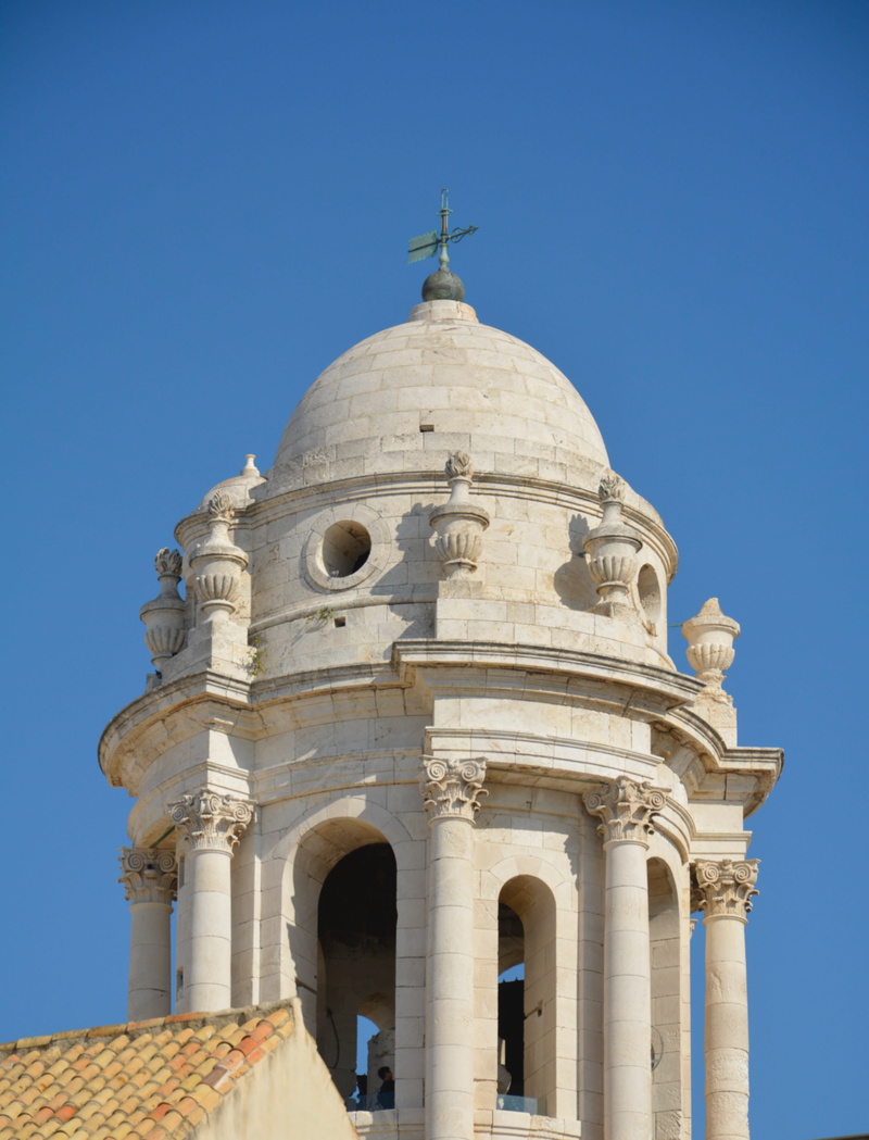 building exterior, no people, sunlight, building, day, torre, travel destinations, low angle view, architecture, history, sky, built structure, blue, dome
