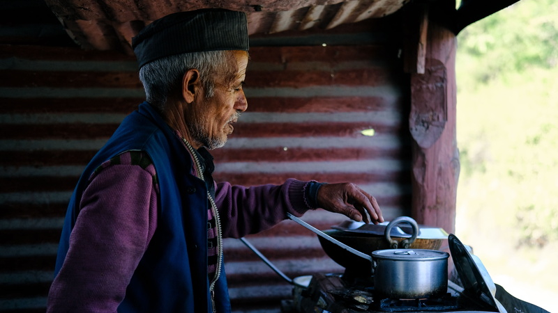 stainless, oven, preparing food, appliance, wood - material, 5K, preparation, stew, real people, meal, kitchen utensil, touching, gray, overcoat, cooker