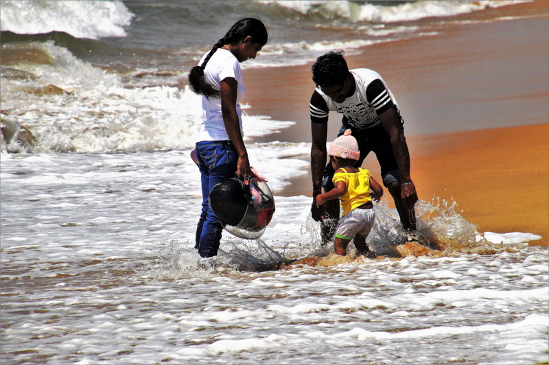 peace of mind, view, in the water, holiday, motion, child, exotic, sunny, waves, rest, wave, swim, real people, sandy beach, woman, boiling hot, people