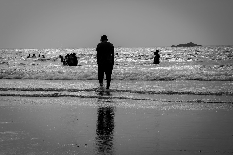 lifestyles, walking, holiday, 5K, travel, outdoors, real people, travelphotography, horizon over water, beach, water, men, leisure activity, land, beachphotography