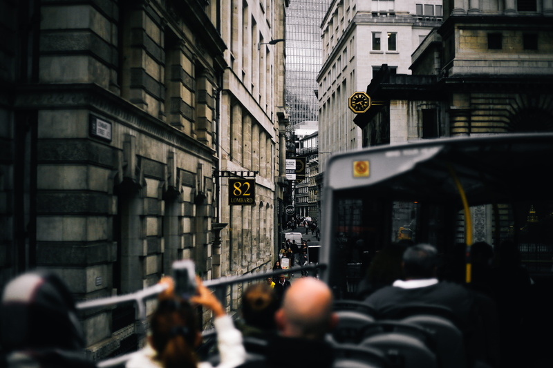 building exterior, ancient, street, car, selective focus, tourism, human, lombard, men, motor vehicle, mode of transportation, vehicloe, sign, #82 lombard street
