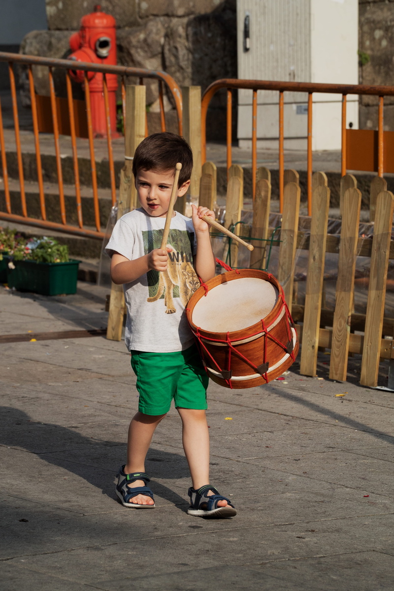 drum, the boy, girls, 4K, children play, real people, childhood, casual clothing, child, females, music, front view, lifestyles, one person, musical equipment