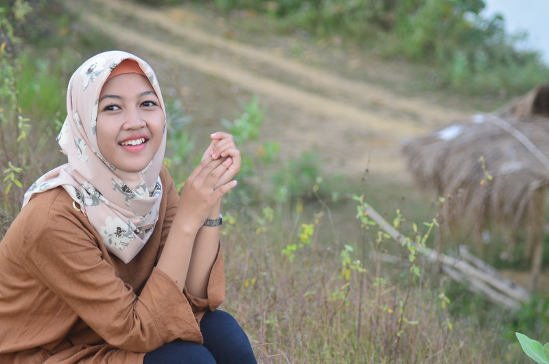looking at camera, only women, three quarter length, beautiful woman, woman, one person, Female, emotion, portrait, outdoors, happiness, field, adult, Muslim