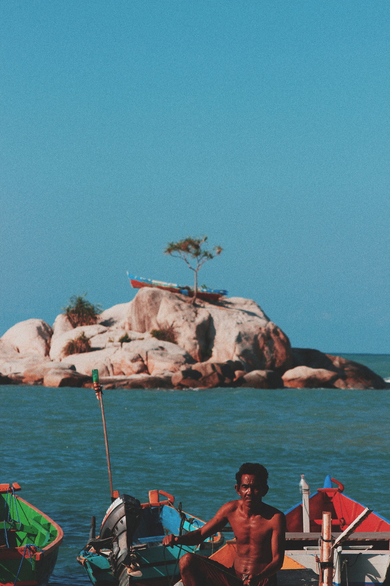 nautical vessel, holiday, men, shirtless, indonesia, sky, blue, copy space, lifestyles, clear sky, water, leisure activity, worker, nature, real people
