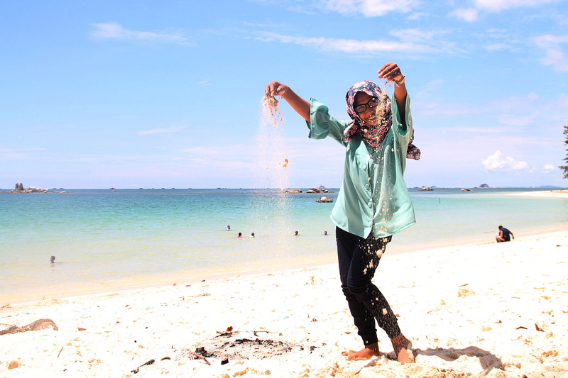 lifestyles, standing, human arm, trikora, sunlight, beauty in nature, sky, real people, 1080P, sea, full length, beach, day, front view, pantai, nature