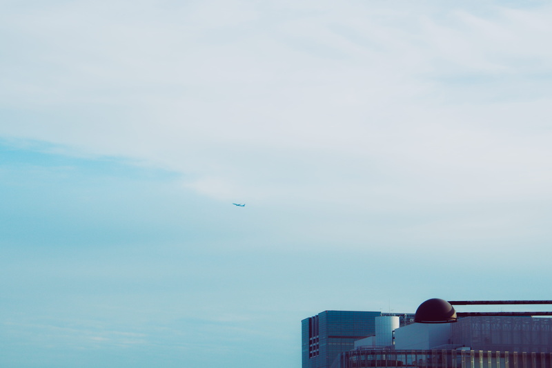 no people, mid-air, minimalist, mode of transportation, blue, transportation, sky, air vehicle, flying, 4K, building, airplane, cloud - sky, high section