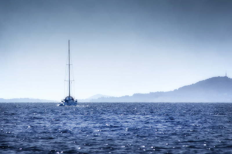 yacht, tranquility, 4K, mode of transportation, no people, white, tranquil scene, dinghy, vitorlás, vessel, tenger, nature, légköri, non-urban scene, transportation
