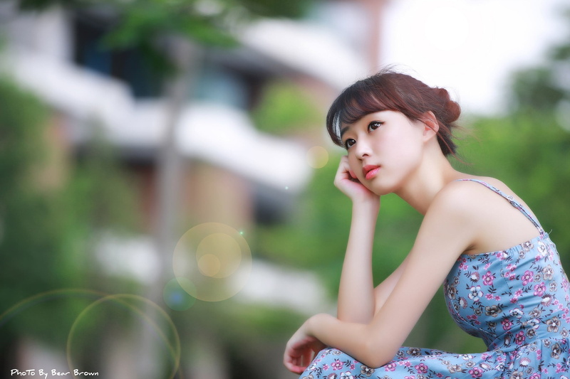 young adult, lifestyles, contemplation, real people, fashion, three quarter length, focus on foreground, redhead, portrait, brown eyes, day, outdoors, hairstyle