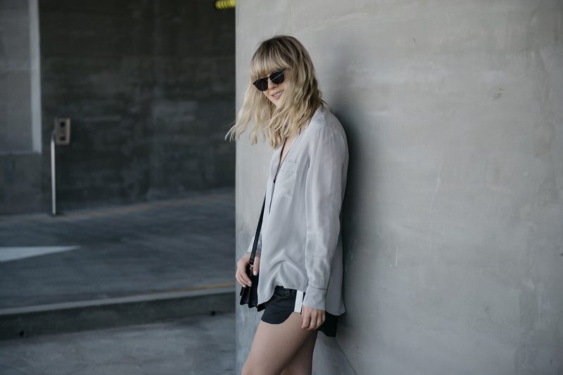 three quarter length, young adult, lifestyles, front view, real people, 720P, one person, casual clothing, sunglasses, fashion, leisure activity, blond hair