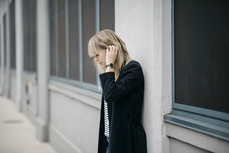 communication, adult, young women, 1080P, telephone, using phone, blond hair, young adult, fashion, waist up, real people, hairstyle, Lisa Dengler, focus on foreground
