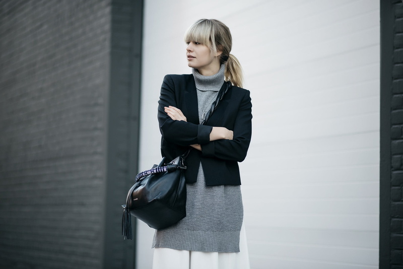 day, contemplation, hair, young adult, model, clothing, Lisa Dengler, 1080P, three quarter length, blond hair, fashion, standing, lifestyles, women, built structure