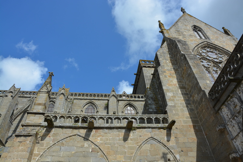 wall, tourist town, place of worship, architecture, ancient sculptures, low angle view, travel destinations, built structure, religion, spire, heritage