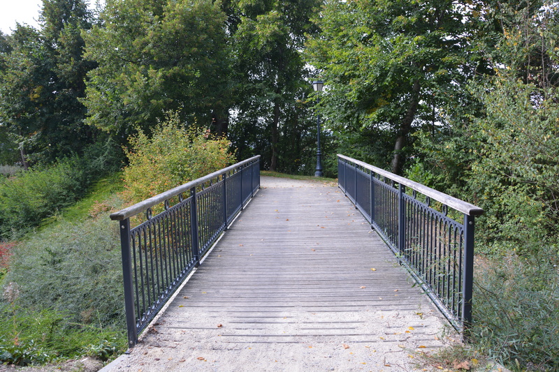 diminishing perspective, walk on the bridge, railing, long, forest, ride jules revert, built structure, connection, direction, ride, dol de bretagne, green color