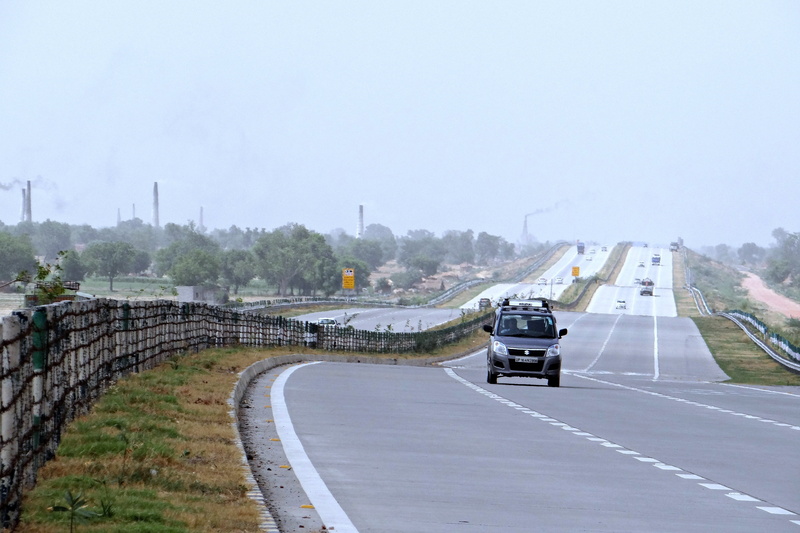 city, car, road, black, nature, yamuna expressway, urban, transportation, trees, sign, motion, architecture, taj expressway, distant, traffic, delhi-agra