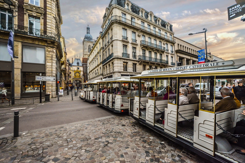 group of people, large group of people, urban, astronomical clock, horizontal plane, travel, real people, transportation system, city, tram, mode of transportation