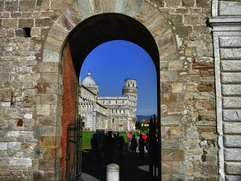 dom, incidental people, men, the past, old, tourism, group of people, pisa, built structure, travel, architecture, arched, history, piazza dei miracoli