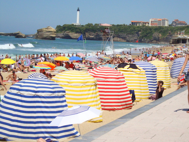 land, lifestyles, nature, striped, water, leisure activity, shore, adult, beach, biarritz, picnic, sea, large group of people, outdoors, people, architecture