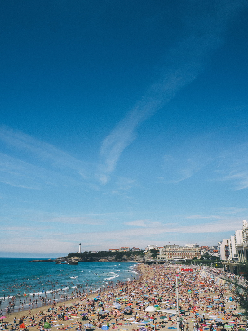 beauty in nature, blue, vacations, building exterior, holiday, beach, 4K, large group of people, land, architecture, horizon, group of people, olympus