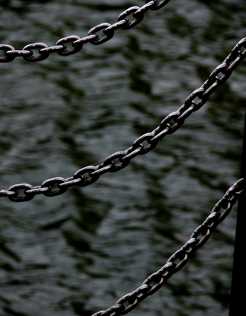 close-up, no people, strength, lake, security, outdoors, day, chain, boundary, protection, grey sea, connection, rope, 2K, texture of sea, safety, sea