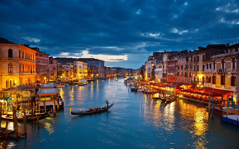 light, reflection, illuminated, gondola - traditional boat, 5K, nautical vessel, city, gondola, transportation, canal, sky, no people, waterfront, cloud - sky
