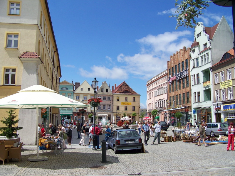 building, mode of transportation, tourism, europe, outdoors, town, motor vehicle, urban Scene, city, city life, 1080P, architecture design, incidental people