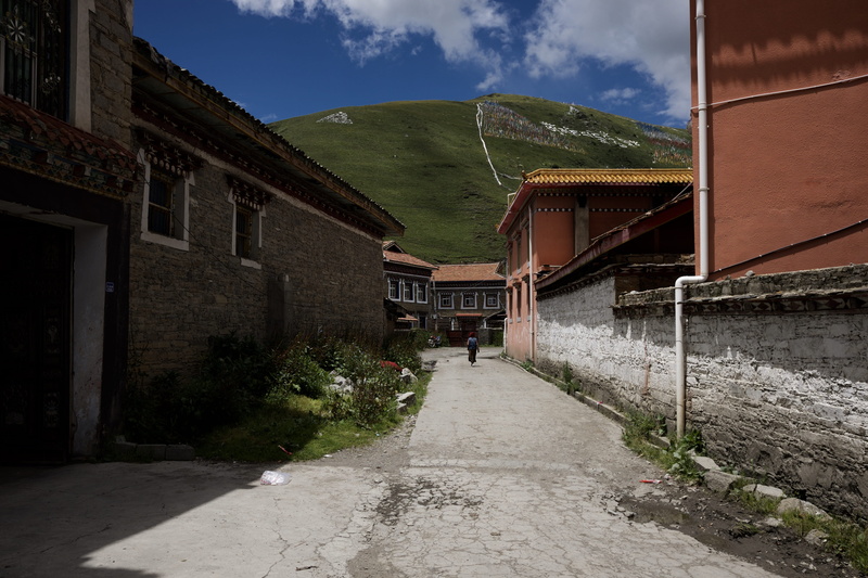 city, buildings, building, walking, sky, day, residential district, transportation, alone, walking in the distance, 4K, garze, walking alone, water, the way forward