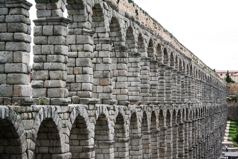 outdoors, 5K, architectural column, roman agueduct, segovia, historic, travel, wall, built structure, low angle view, day, history, architecture, ancient civilization