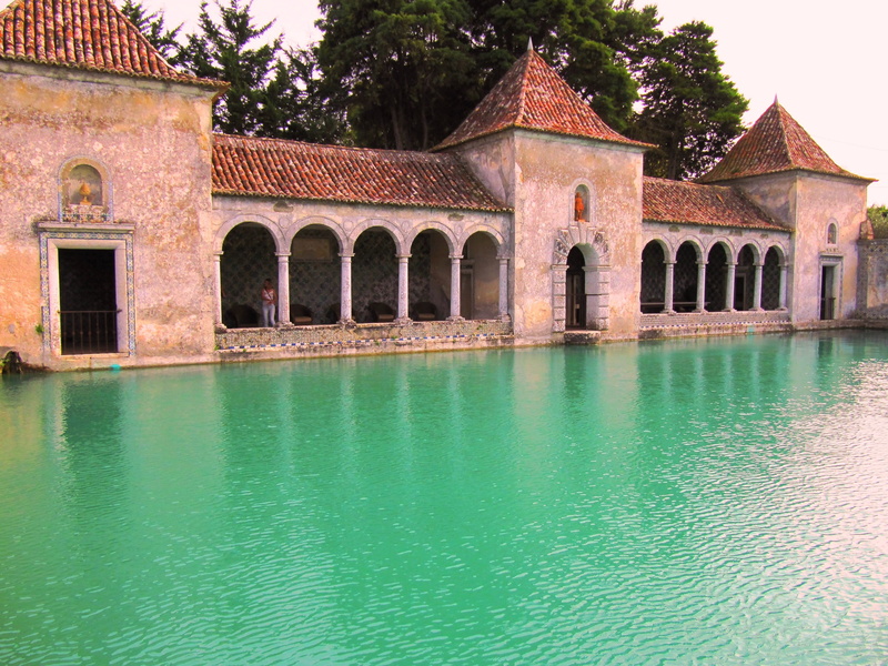 the past, built structure, arch, garden, building exterior, reflection, tank irrigation vineyard, palacio, sky, tree, lake, no people, architecture, outdoors