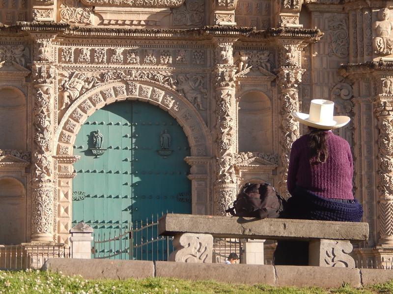 leisure activity, iglesia, built structure, 2K, warm clothing, women, architectural, architecture, day, clothing, one person, rear view, building, one animal