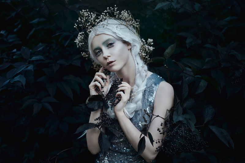 leaf, hairstyle, headdress, one person, portrait, beauty, black background, beautiful woman, clothing, leisure activity, young women, 1080P, fashion, looking