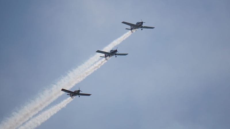 mid-air, travel, air vehicle, estela, airplane, mode of transportation, plane, outdoors, no people, teamwork, motion, sky, aerospace industry, low angle view