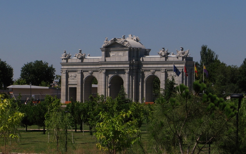 building exterior, sculpture, 1080P, sky, tree, day, puerta de alcal, city, built structure, plant, history, nature, arch, the past, no people, architecture