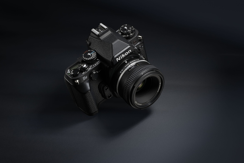 camera - photographic equipment, technology, black color, modern, photographic equipment, photography themes, indoors, black background, camera, studio shot