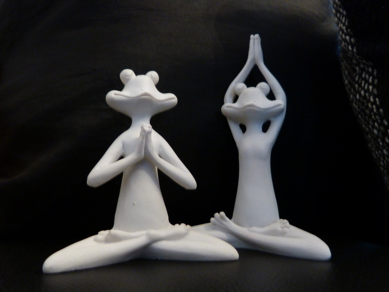 sculpture, 4K, frog, creativity, full length, no people, yoga, two objects, decorative, skill, beautiful, pair, figure, bone, studio shot, group of objects